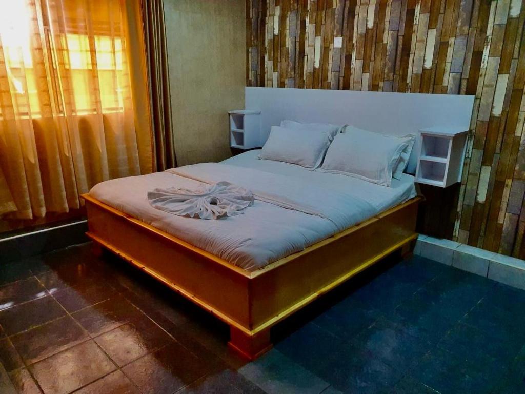 سرير أو أسرّة في غرفة في Mum's Hotel And Accommodation
