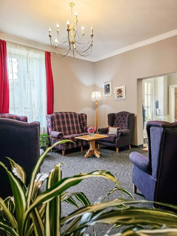 古拉哈莫卢洛伊Vila Boem的带沙发和桌子的客厅