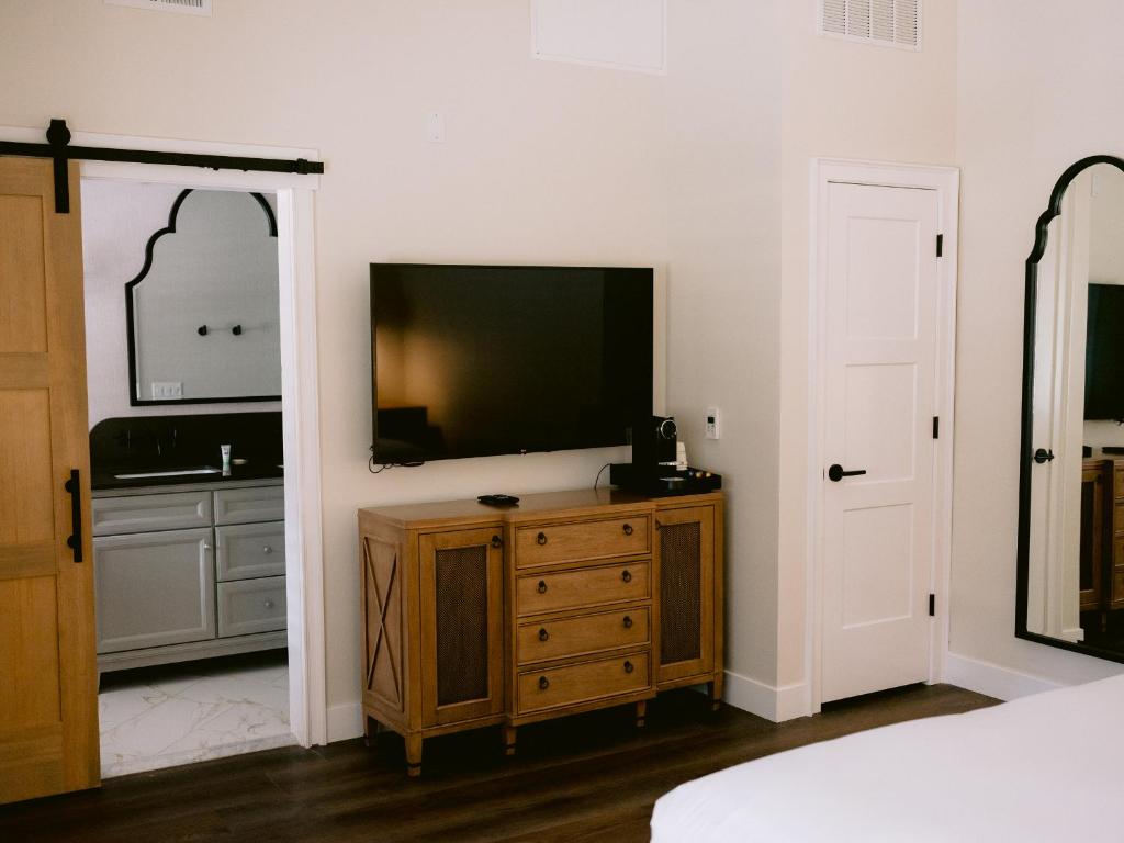 Homestead Resort - King Studio With Sofa Bed