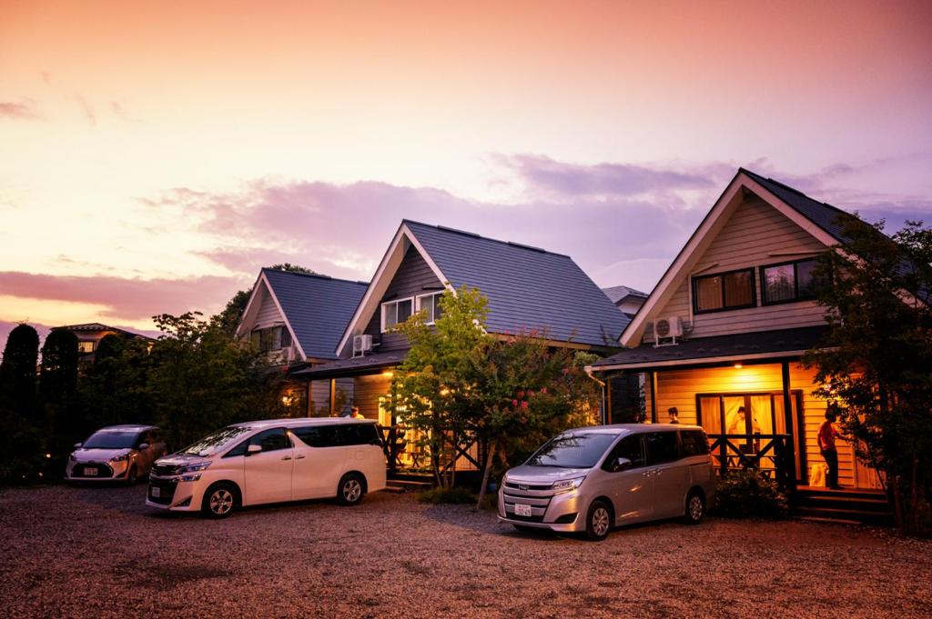 two cars parked in front of a house at Kawaguchiko Superba Vista Annex in Fujikawaguchiko