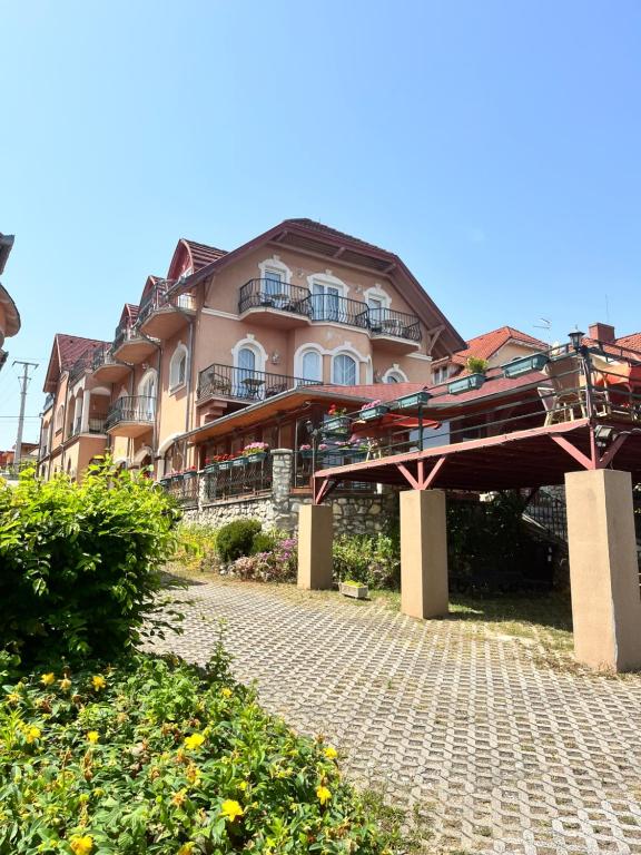 un gran edificio con una pasarela delante de él en Főnix Wellness ** Apartman, en Hévíz