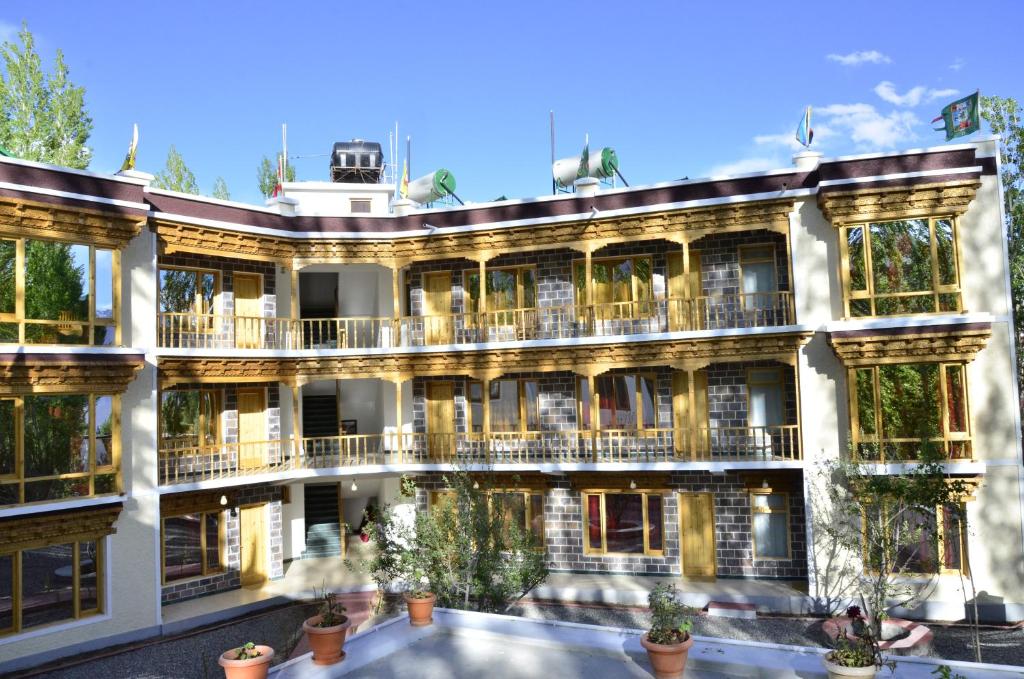 un condominio con molte finestre di Hotel Lhalingkha a Leh