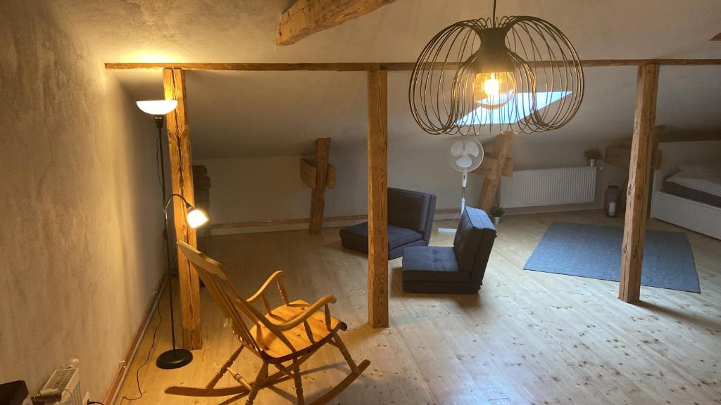 un salon avec une chaise et une lampe dans l'établissement Cesis city apartment, à Cēsis