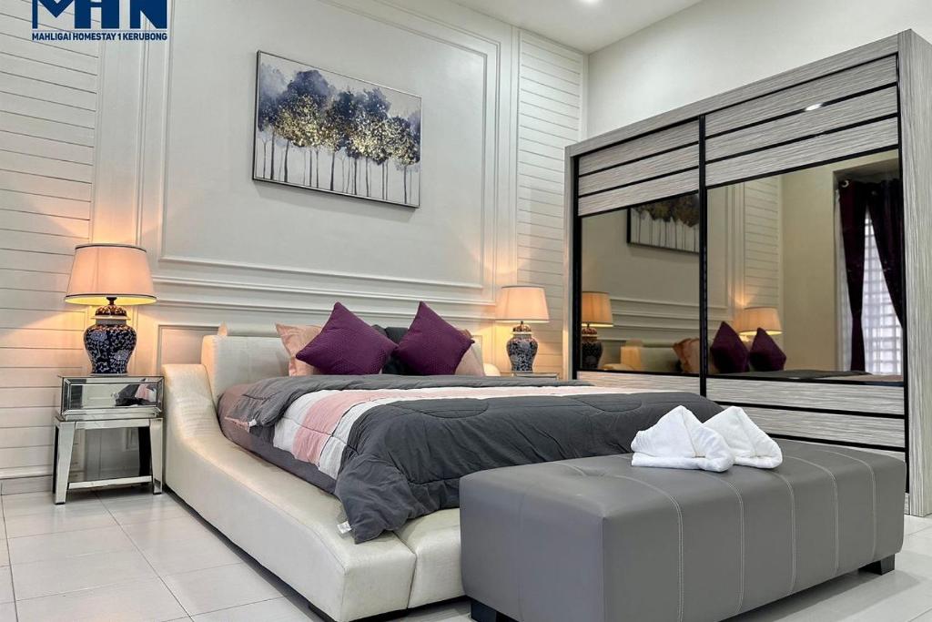 ein Schlafzimmer mit einem großen Bett und einem großen Spiegel in der Unterkunft Mahligai Homstay 1Krubong 4 Rooms & Aircon In Hall in Kampong Kerubong