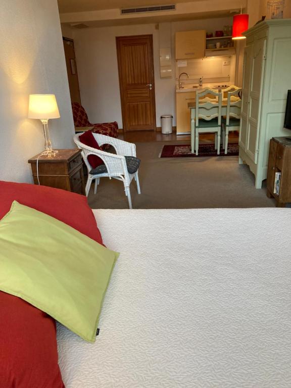 ディジョンにあるStudio Lumineux, Coeur De Villeのベッドルーム1室(黄色い枕付きのベッド1台付)