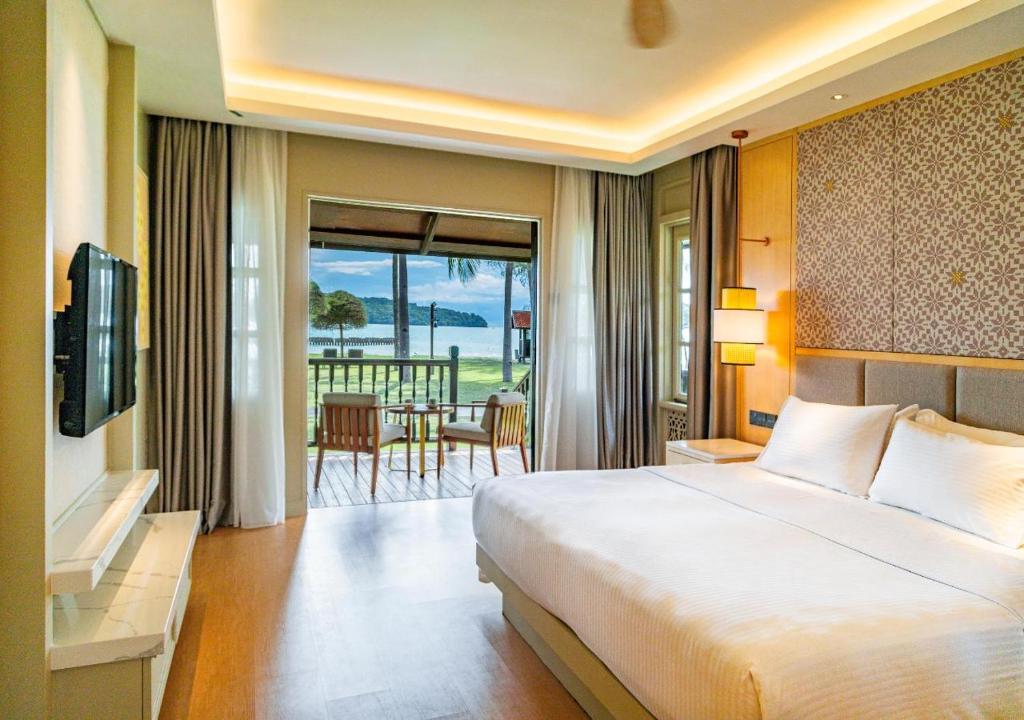 Postel nebo postele na pokoji v ubytování Pelangi Beach Resort & Spa, Langkawi