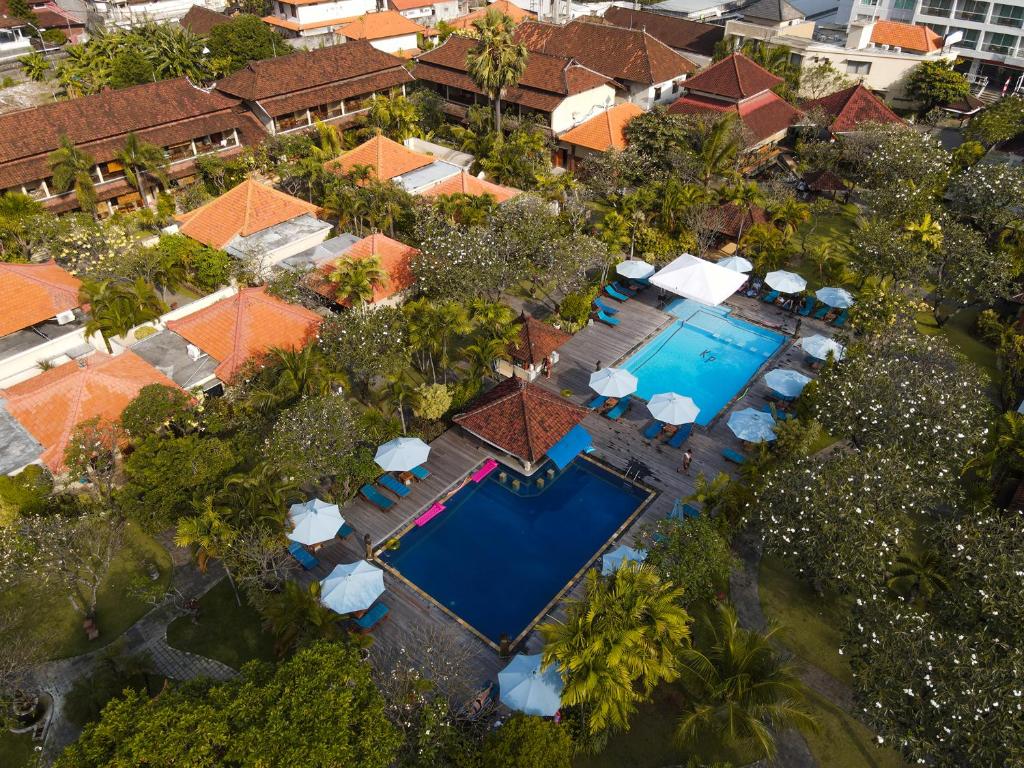 Bazén v ubytování Kuta Puri Bungalows, Villas and Resort nebo v jeho okolí