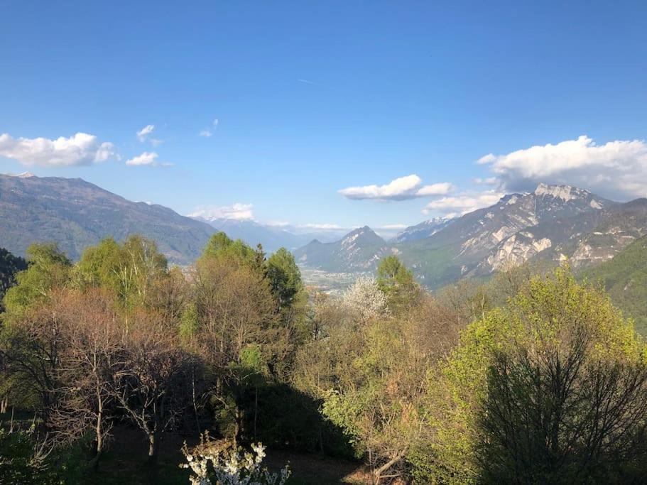 Elle offre une vue sur une vallée avec des montagnes et des arbres. dans l'établissement Montagna e laghi!, à Pian dei Pradi