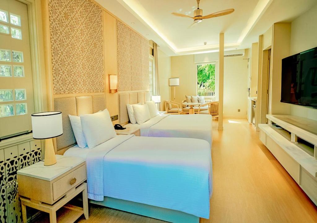 TV a/nebo společenská místnost v ubytování Pelangi Beach Resort & Spa, Langkawi