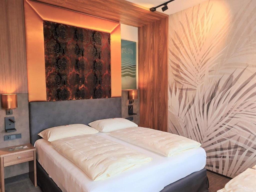 Postel nebo postele na pokoji v ubytování EurothermenResort Bad Schallerbach - Hotel Paradiso Superior