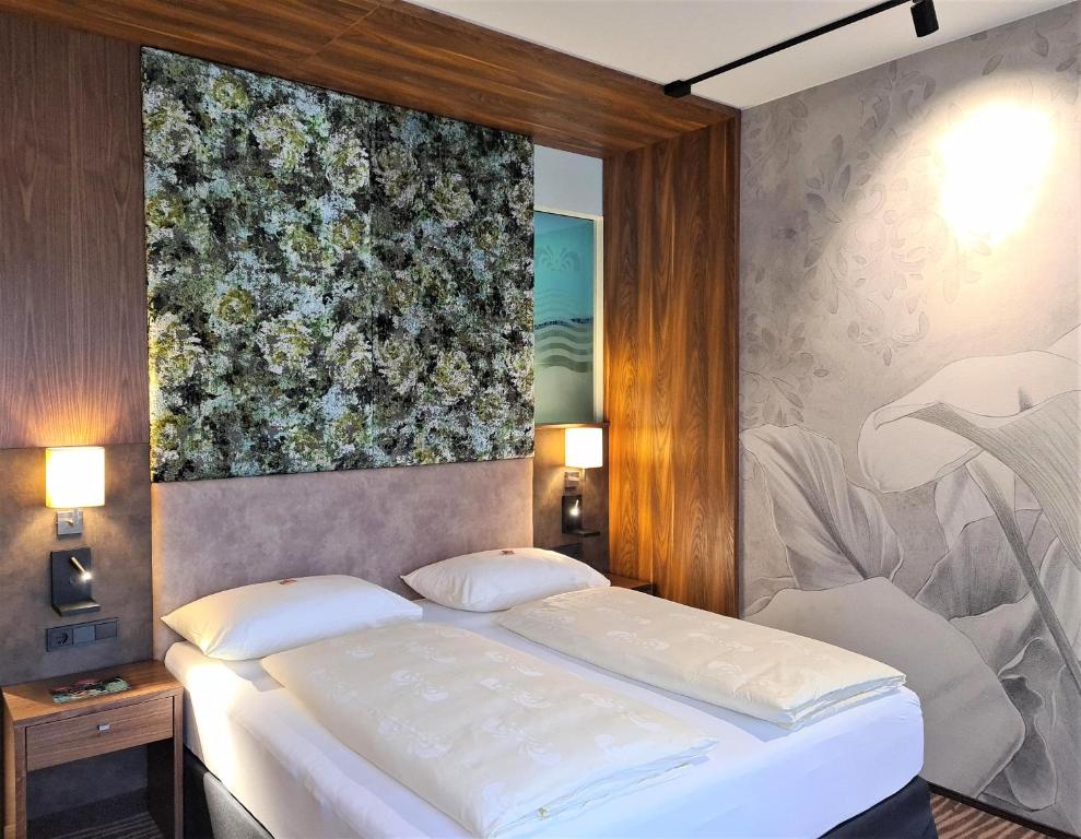 Postel nebo postele na pokoji v ubytování EurothermenResort Bad Schallerbach - Hotel Paradiso Superior