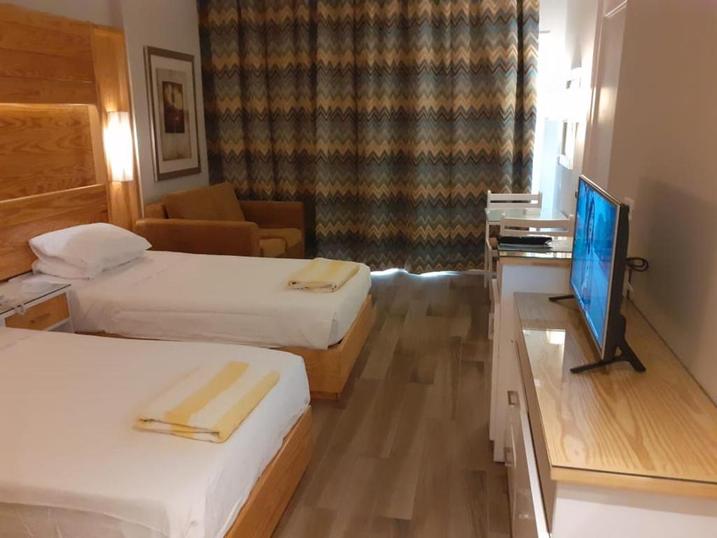 TV a/nebo společenská místnost v ubytování Beau Site Hotel
