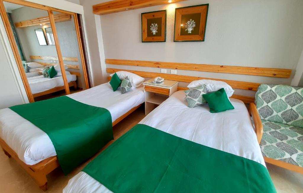 Postel nebo postele na pokoji v ubytování Beau Site Hotel