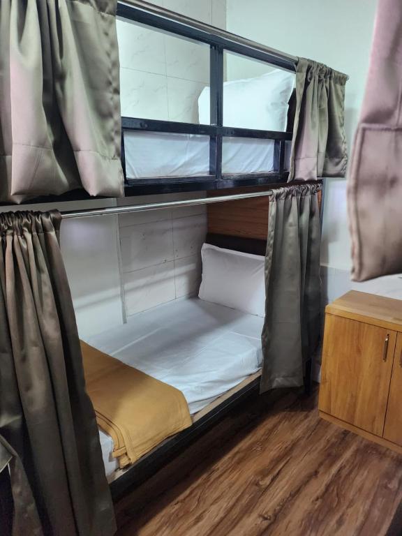 Postel nebo postele na pokoji v ubytování Galaxy Cabin Stay And Dormitory