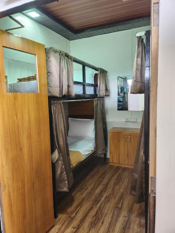 Postel nebo postele na pokoji v ubytování Galaxy Cabin Stay And Dormitory