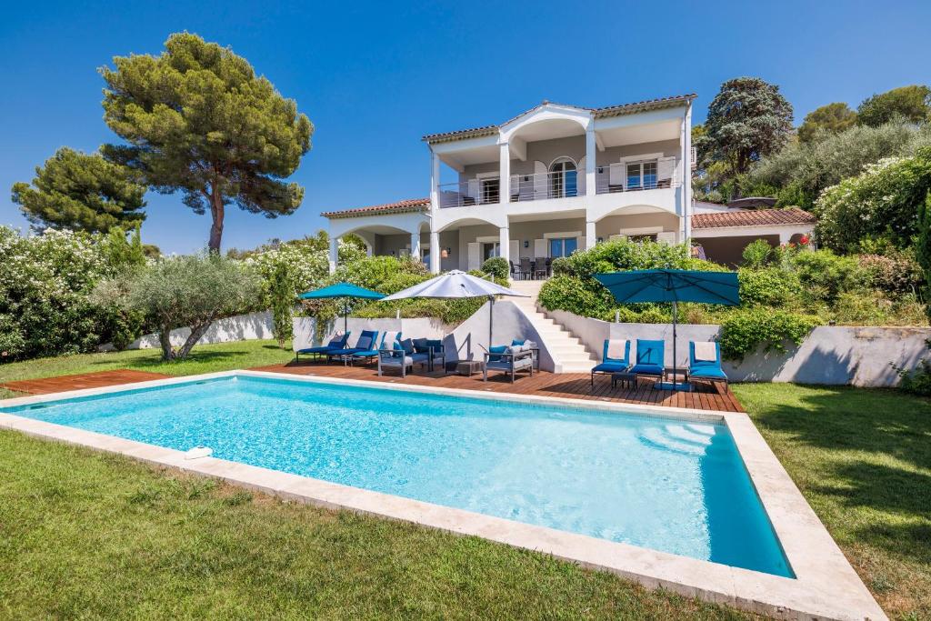 una foto di una villa con piscina di Villa Athéna - Villa dexception vue montagne a Mougins