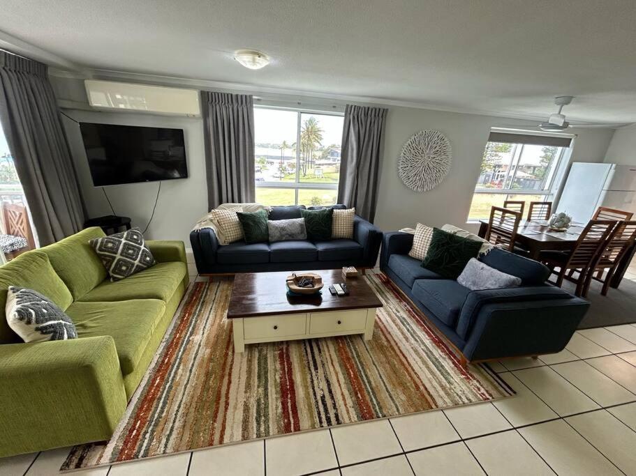 Posezení v ubytování Luxury Ocean Front Apartment at the Bargara Blue Resort
