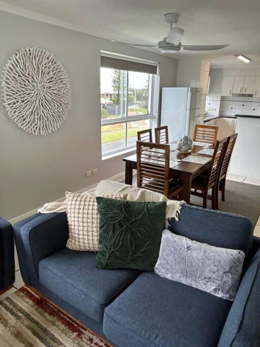 Posezení v ubytování Luxury Ocean Front Apartment at the Bargara Blue Resort