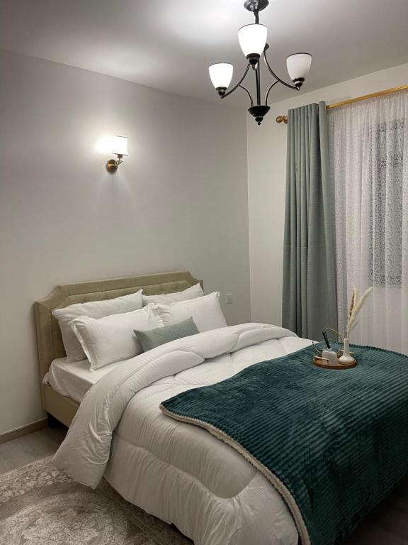 Кровать или кровати в номере Kilimani