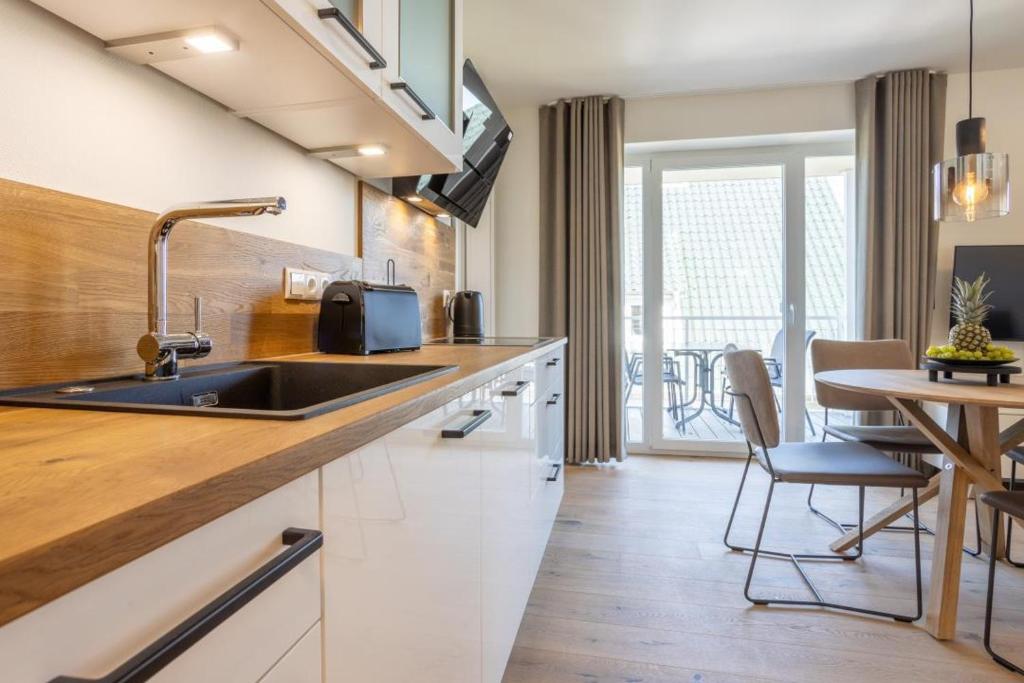 Kuchyň nebo kuchyňský kout v ubytování Villa Dornkamp 4 - Luxuriöse Ferienwohnung für 4 Personen inklusive Balkon und Sauna