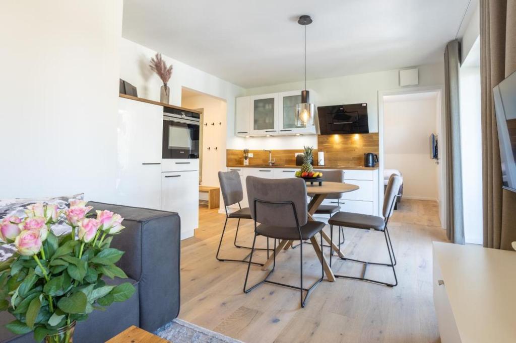 Kuchyň nebo kuchyňský kout v ubytování Villa Dornkamp 4 - Luxuriöse Ferienwohnung für 4 Personen inklusive Balkon und Sauna