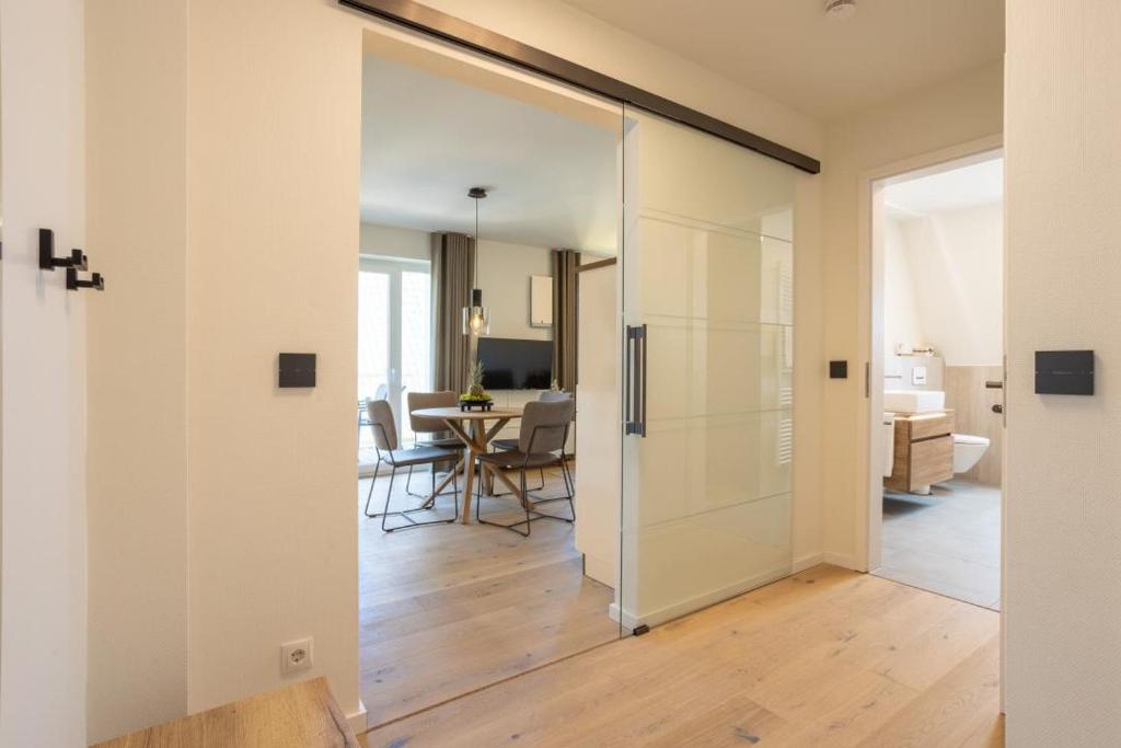 TV a/nebo společenská místnost v ubytování Villa Dornkamp 4 - Luxuriöse Ferienwohnung für 4 Personen inklusive Balkon und Sauna