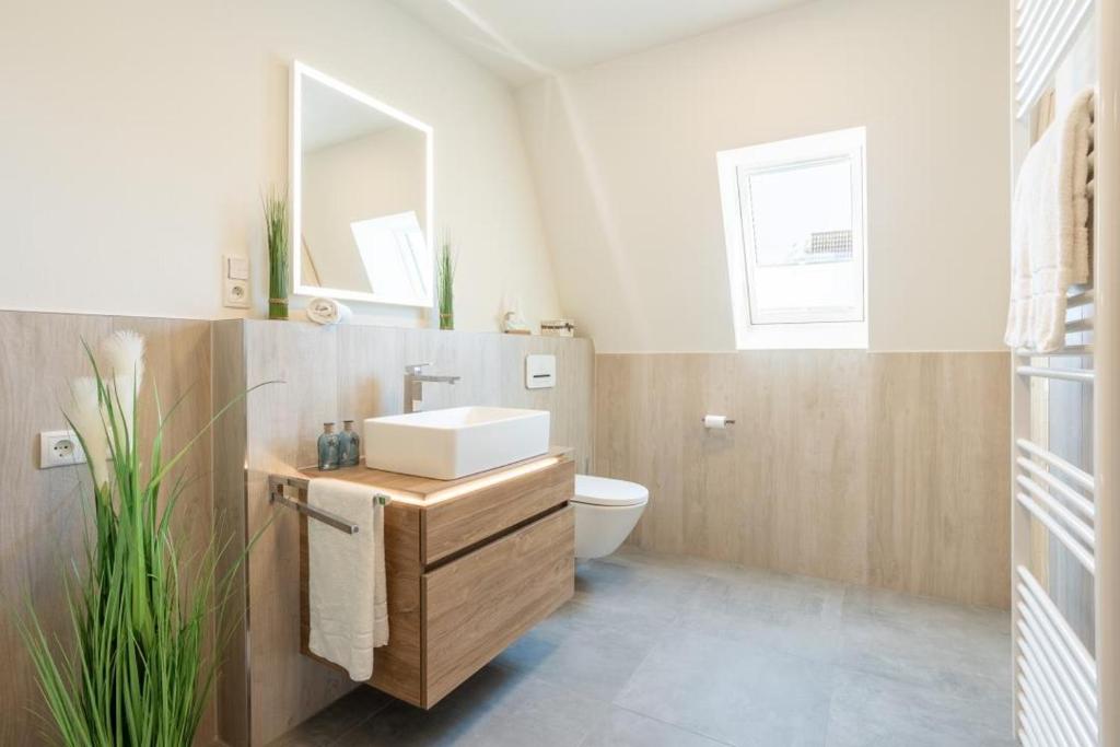 Koupelna v ubytování Villa Dornkamp 4 - Luxuriöse Ferienwohnung für 4 Personen inklusive Balkon und Sauna