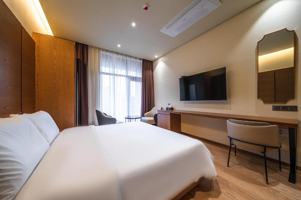 TV a/nebo společenská místnost v ubytování Uiwang Milos Hotel