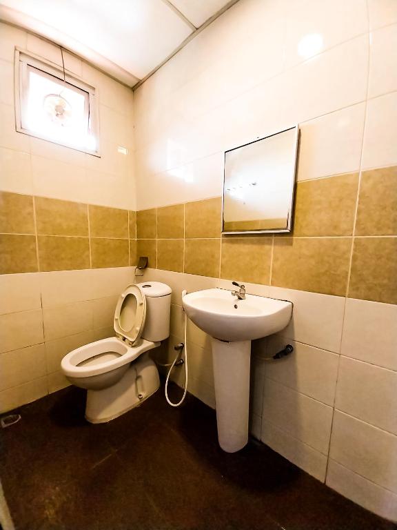 Koupelna v ubytování MB Budget Hotel