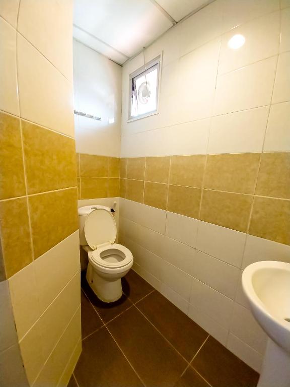 Koupelna v ubytování MB Budget Hotel