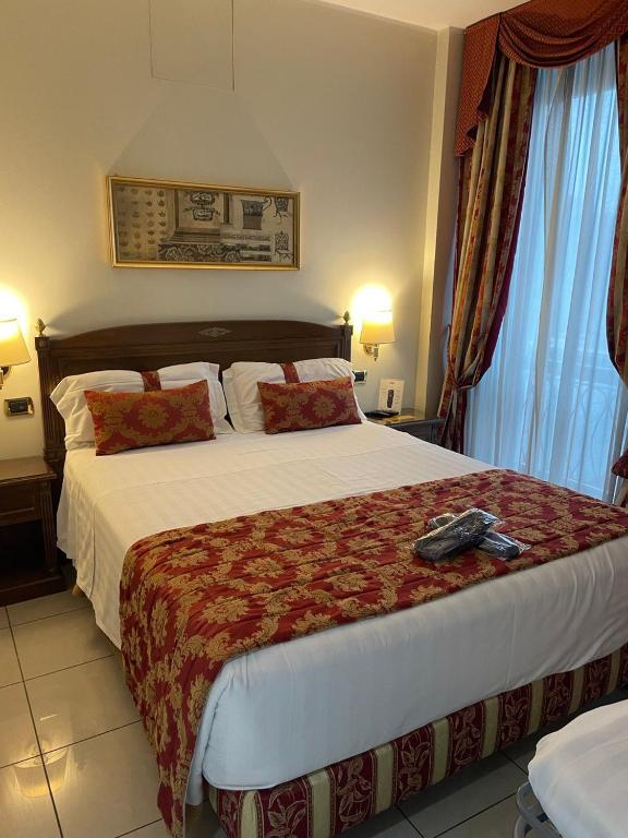 A bed or beds in a room at Hotel Villa Savoia