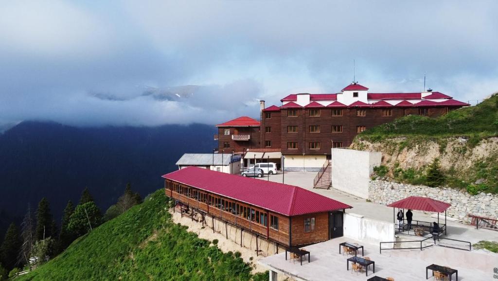 Çaykara的住宿－Lahza Hills Resort，山边的建筑,享有风景