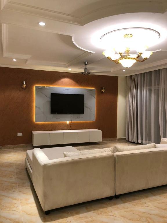 Μια τηλεόραση ή/και κέντρο ψυχαγωγίας στο 3BR Sea View Condo