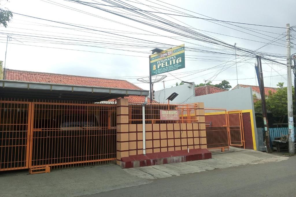 un edificio con una señal delante de él en Wisma Pelita Syariah, en Tegal