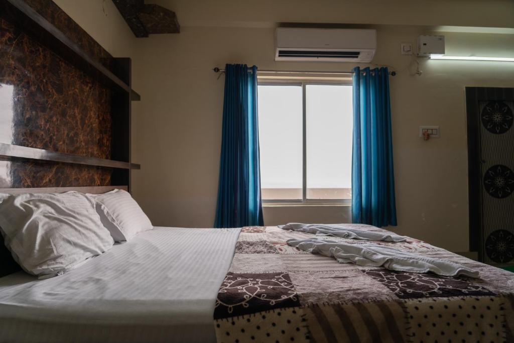 Postel nebo postele na pokoji v ubytování Hotel Nilkantha