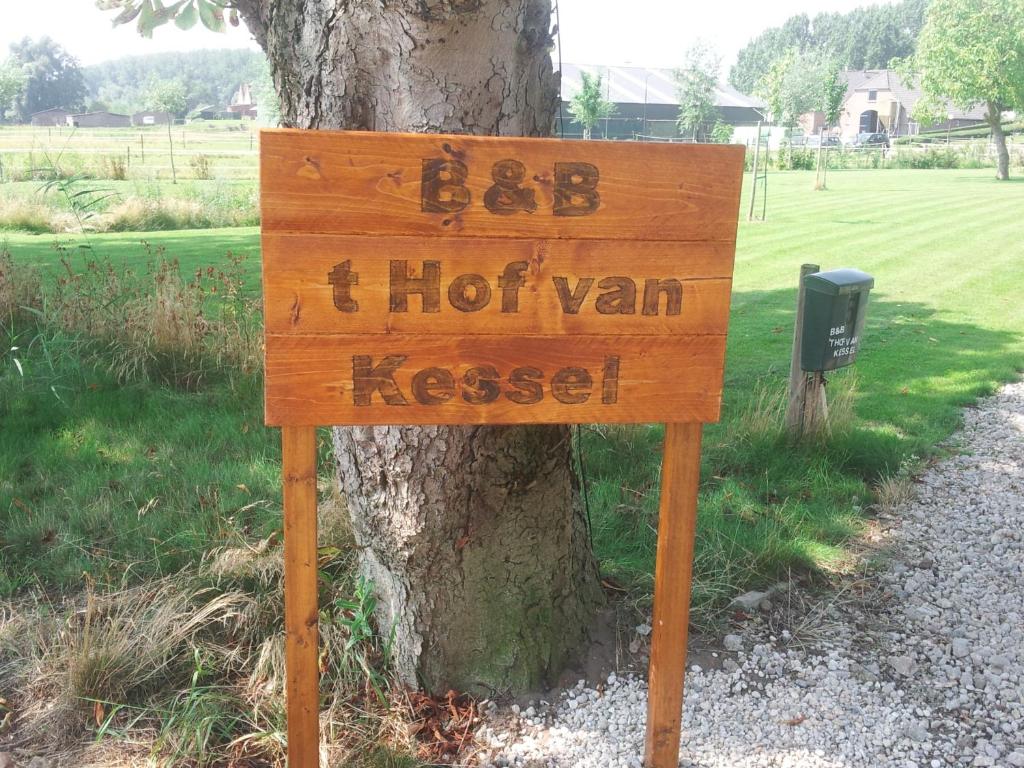 Ein Schild, auf dem steht, dass ich heiße Van vor einem Baum zurückfuhr. in der Unterkunft B&B ´t Hof van Kessel in Maren-Kessel