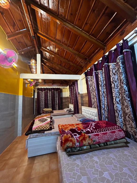 - une chambre avec 2 lits dans l'établissement Kirola hotels, à Rāmgarh