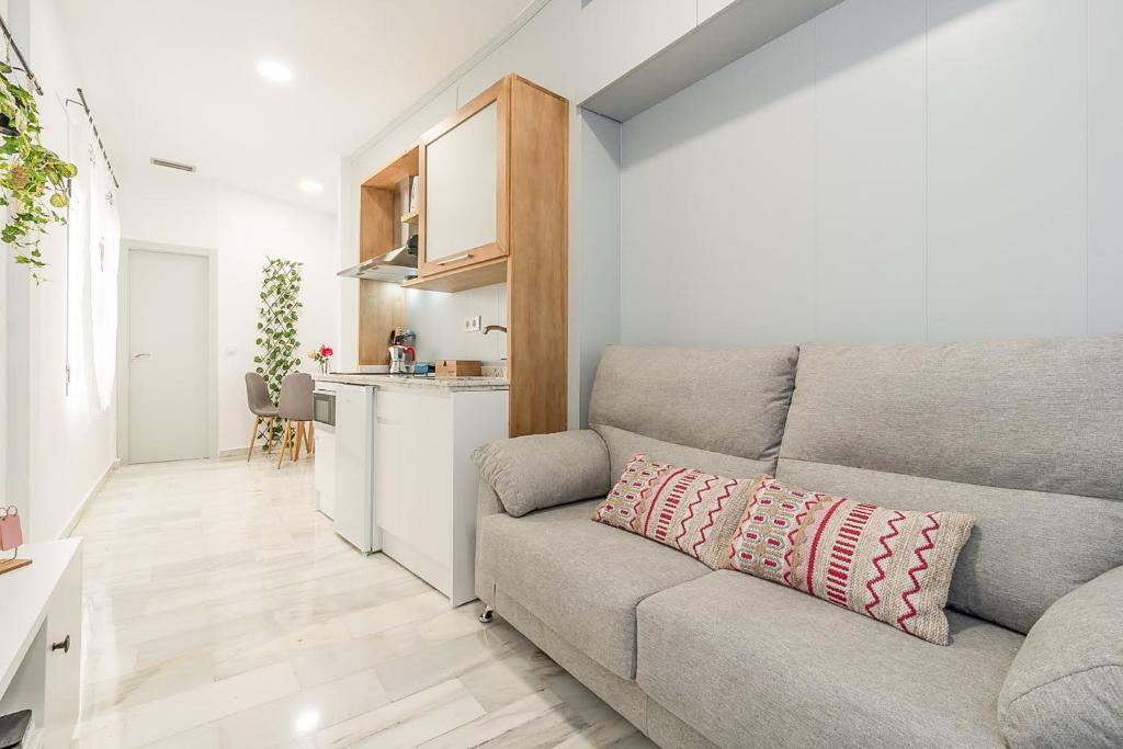 un soggiorno con divano e cucina di GRX Gran vía Catedral a Granada
