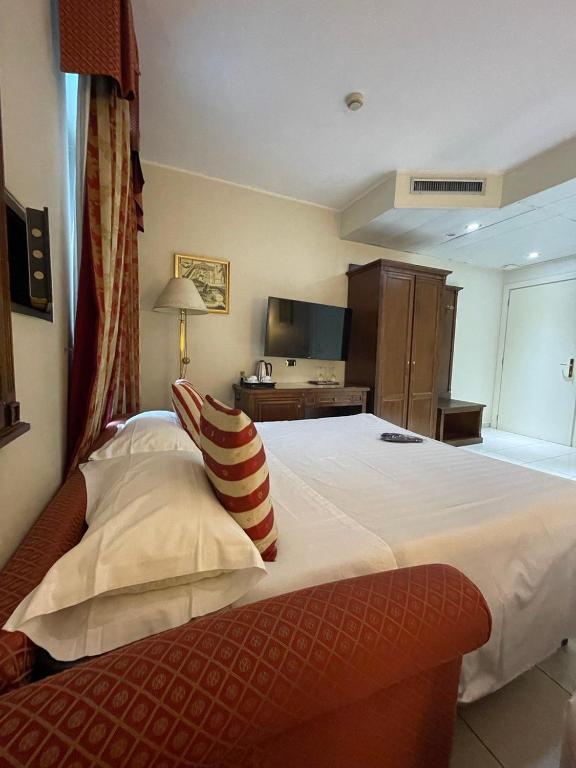 A bed or beds in a room at Hotel Villa Savoia