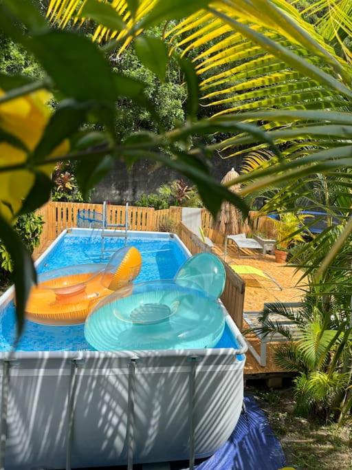 une grande piscine gonflable dans un jardin avec dans l&#39;établissement Ptite case Fantaisie, à Saint-André