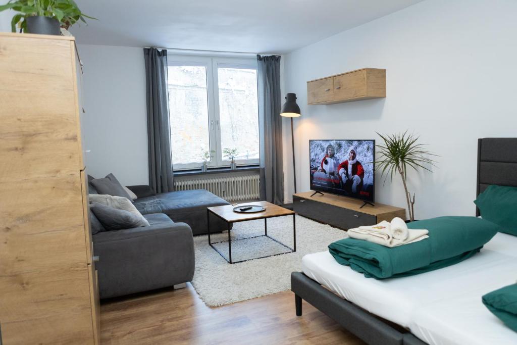 salon z łóżkiem i kanapą w obiekcie Zentrale Wohnung am Dom - Parkplatz - Netflix w Augsburgu
