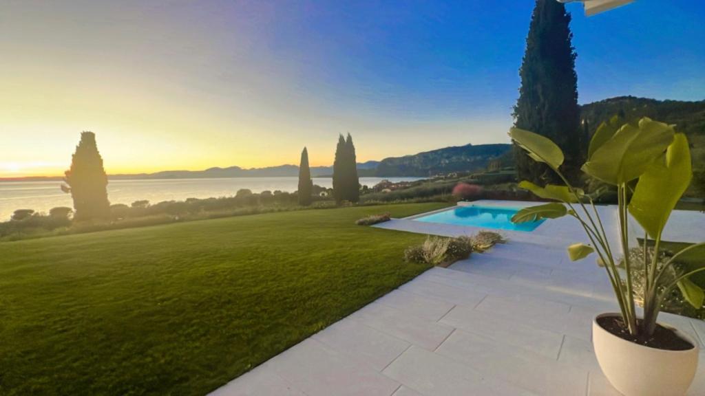 a villa with a swimming pool and a garden at Villa F in Bardolino