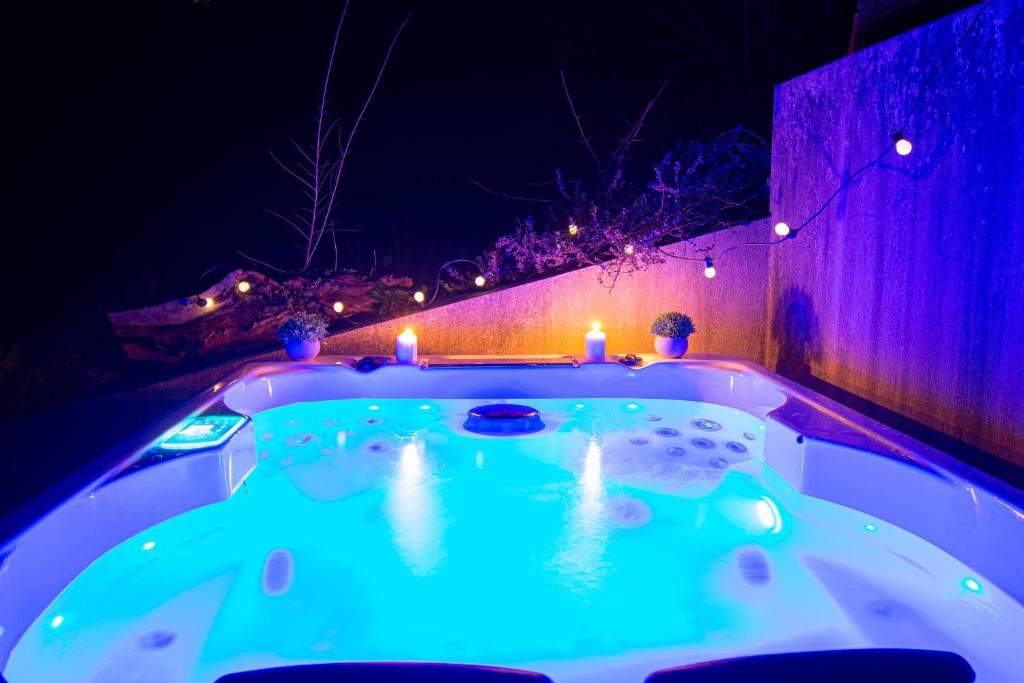 Bazén v ubytování Maen Glas I Jacuzzi & Grand domaine nebo v jeho okolí