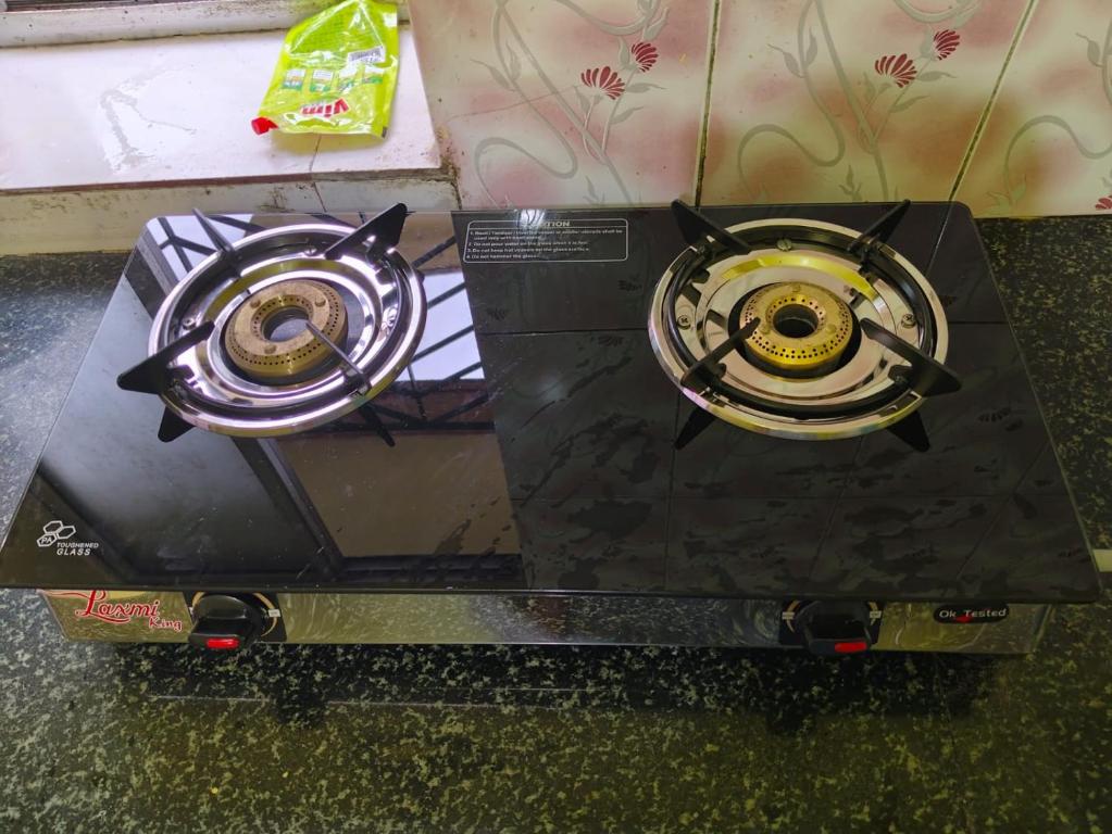 two burners sitting on top of a stove at Piyari home stay in Kolkata