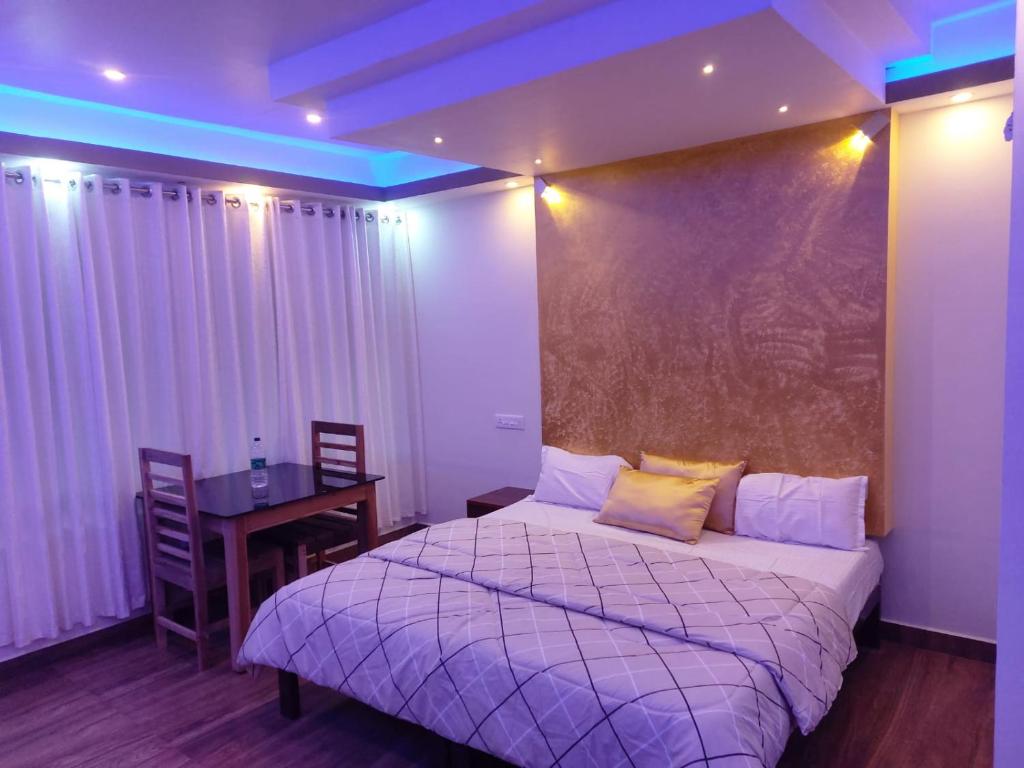 - une chambre avec un grand lit et une table dans l'établissement Evaan's Casa Homestay, à Alappuzha