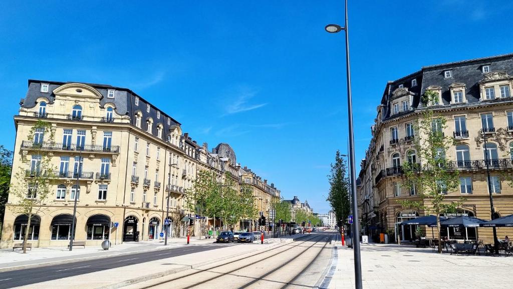 una calle urbana vacía con edificios y un semáforo en The Residence Gare en Luxemburgo