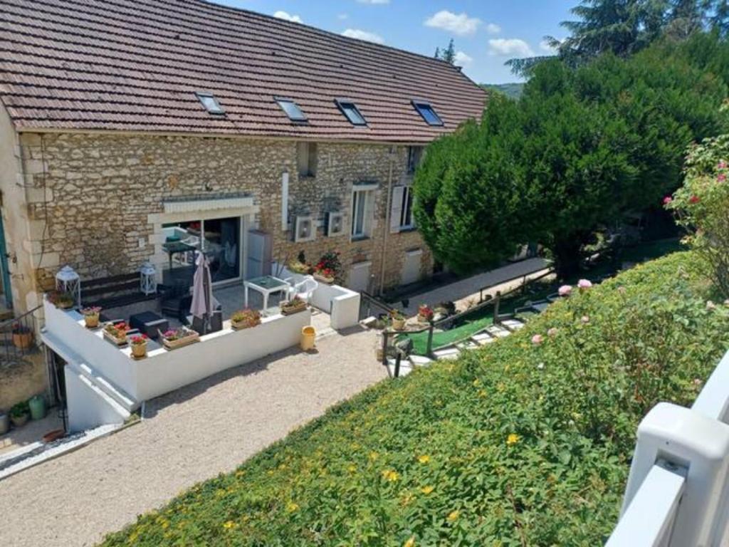 Elle offre une vue sur le jardin. dans l'établissement GITE des teilles, à Carlux