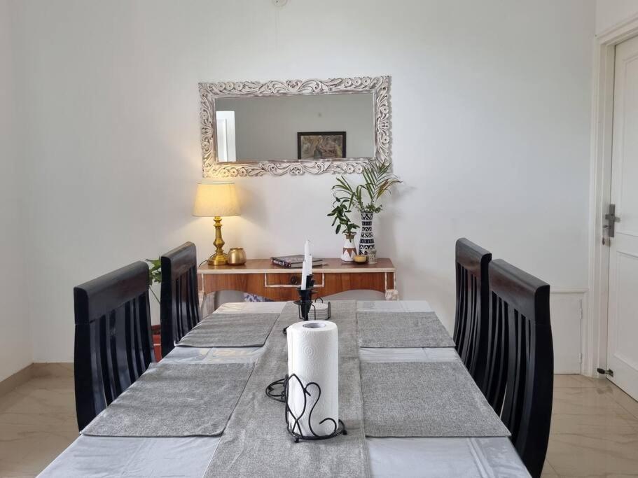 un comedor con una mesa larga y un espejo en Wonthaggi, en Amritsar