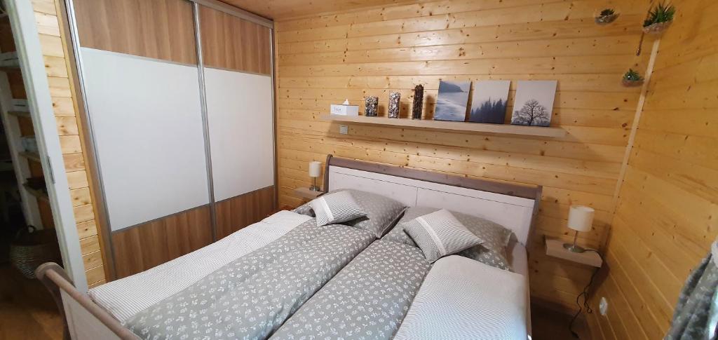 Postel nebo postele na pokoji v ubytování Geofond Chaty