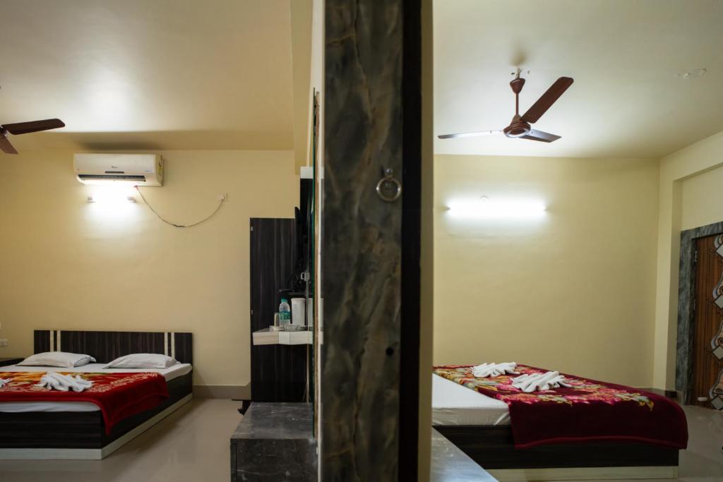 Postel nebo postele na pokoji v ubytování Hotel Nilkantha